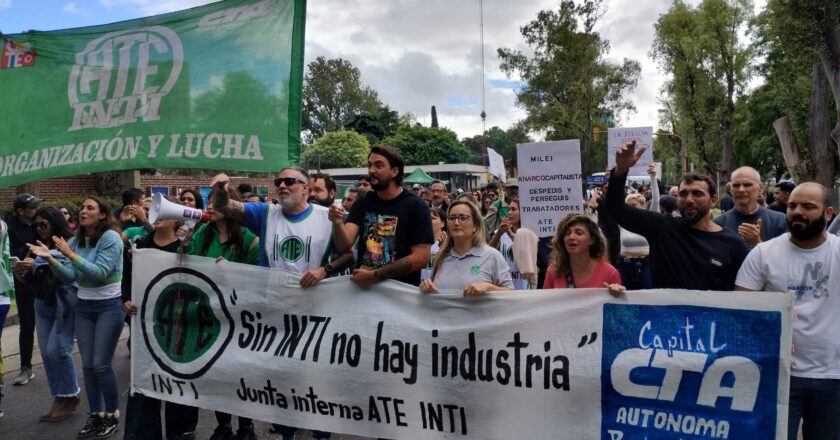A días de la finalización de las facultades delegadas, trabajadores del INTI convocan a un abrazo simbólico en todo el país, para frenar el desguace de Sturzenegger