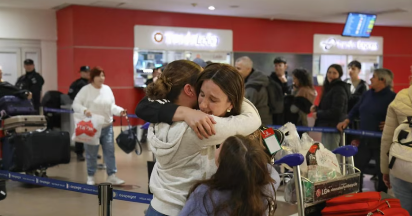 Aeronavegantes resaltó el trabajo de Aerolíneas en la repatriación de ciudadanos desde zona de guerra: «Quienes ayer hablaban de privatizar, hoy no dudan en usarla para fines no comerciales»