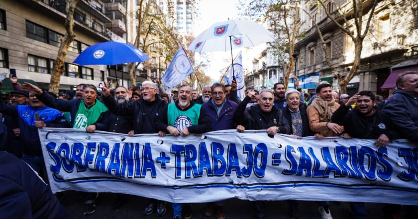 Debutó el «Frente de lucha por la soberanía, el trabajo y el salario» con una masiva movilización contra el ajuste y las privatizaciones