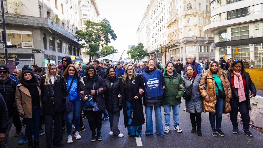 Debutó el "Frente de lucha por la soberanía, el trabajo y el salario" con una masiva movilización contra el ajuste y las privatizaciones