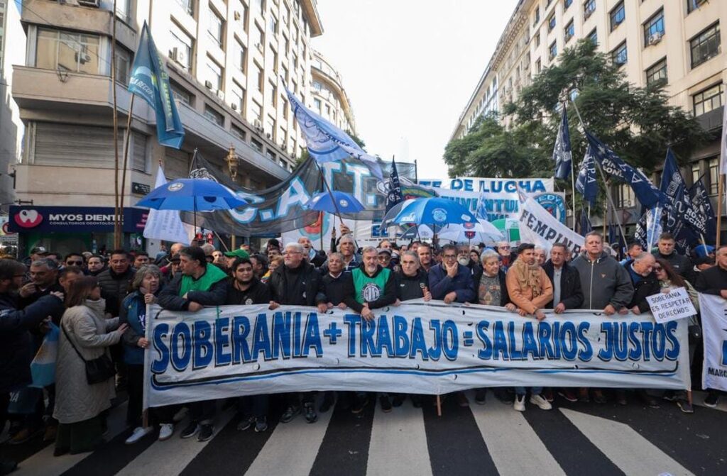 Debutó el "Frente de lucha por la soberanía, el trabajo y el salario" con una masiva movilización contra el ajuste y las privatizaciones