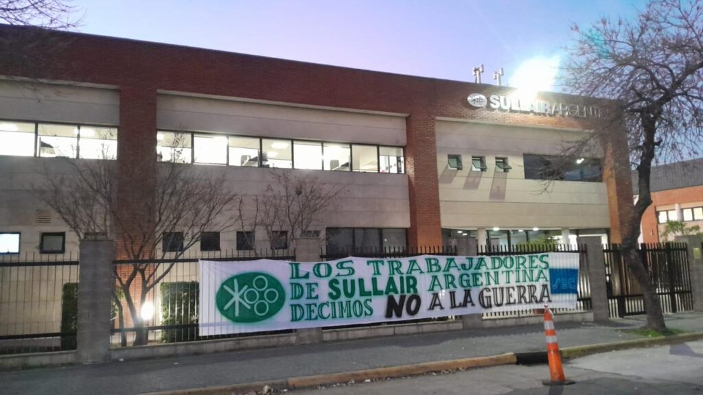 Los trabajadores de la empresa del padre del embajador de Milei en EEUU cuestionaron el alineamiento libertario "detrás de los planes guerreristas"