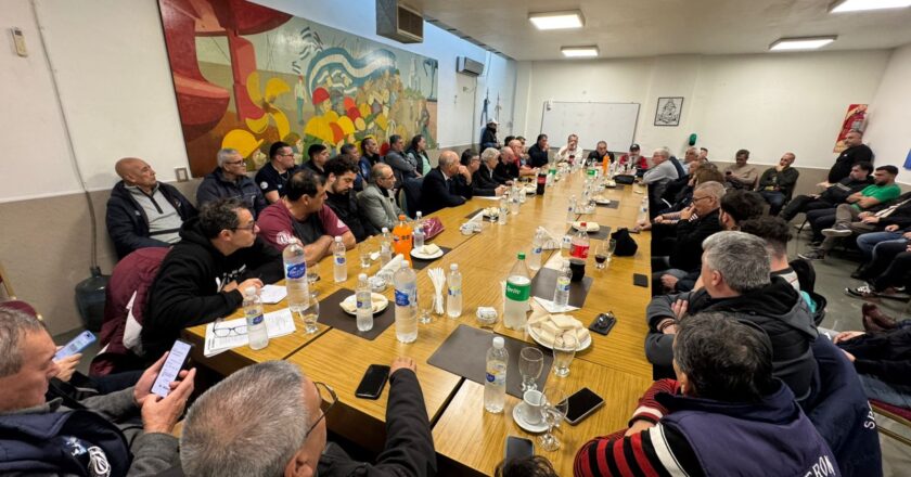 Sin la presencia orgánica de la CGT, gremios de diferentes actividades y organizaciones sociales motorizan un armado multisectorial y planifican una movilización contra las políticas de Milei