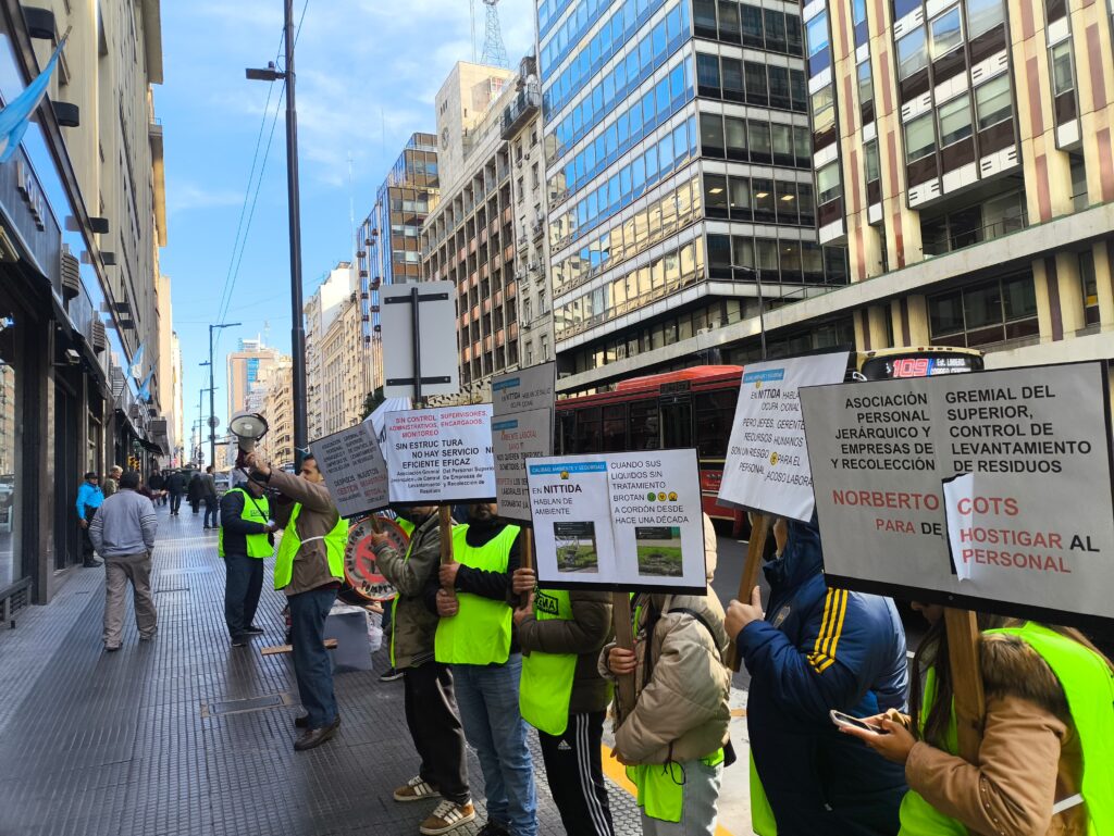 Despidos, persecución, aumentos por desafiliación y renuncias al gremio redactadas por las empresas: duro ataque contra el sindicato de jerárquicos de recolección de residuos