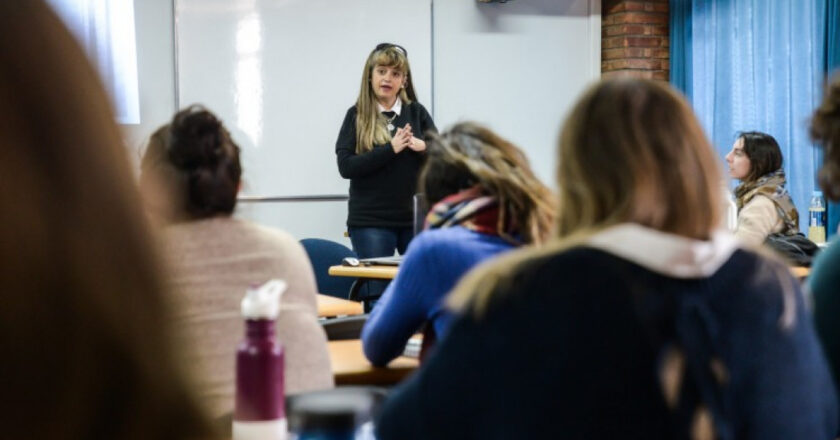 Milei le baja el precio al conocimiento: Unos 10 mil docentes ya se fueron de las universidades por el derrumbe salarial