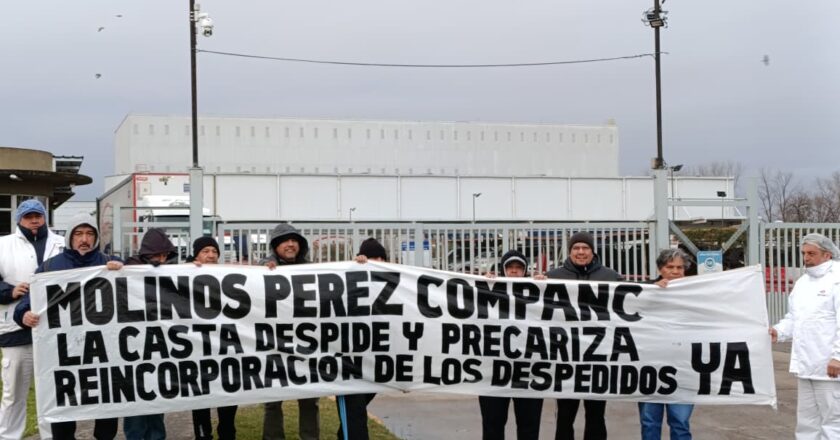 Manifestación en los portones de Molinos Río de la Plata contra el recorte salarial y para exigir la reincorporación de los despedidos