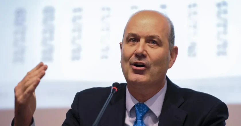 El Gobierno salió a festejar que en mayo destruyó otros 2.800 puestos de trabajo en el Estado