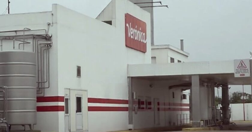 Crisis en la planta santafesina de Lácteos Verónica: Los trabajadores sostienen retención de tareas por deudas salariales