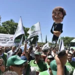 Cayeron los puestos de trabajo, especialmente los registrados, a pesar de que el Gobierno promociona que la economía repunta