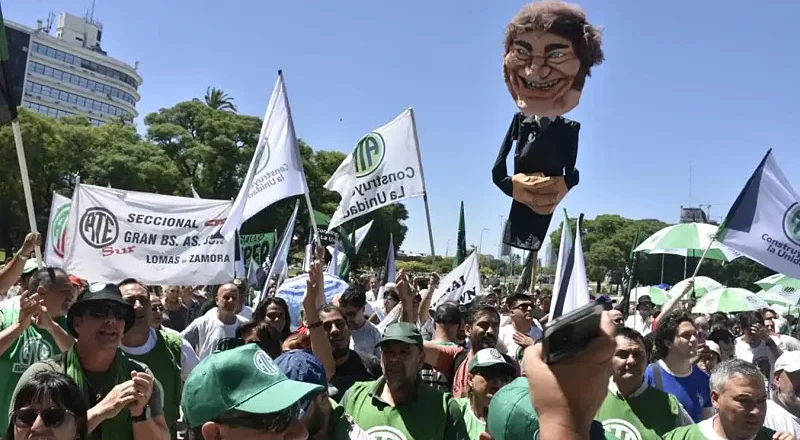 Cayeron los puestos de trabajo, especialmente los registrados, a pesar de que el Gobierno promociona que la economía repunta