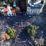 Hay una multitud que intenta transformar la anomia en movimiento