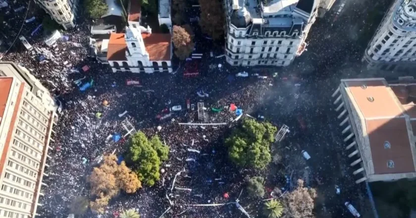 Hay una multitud que intenta transformar la anomia en movimiento