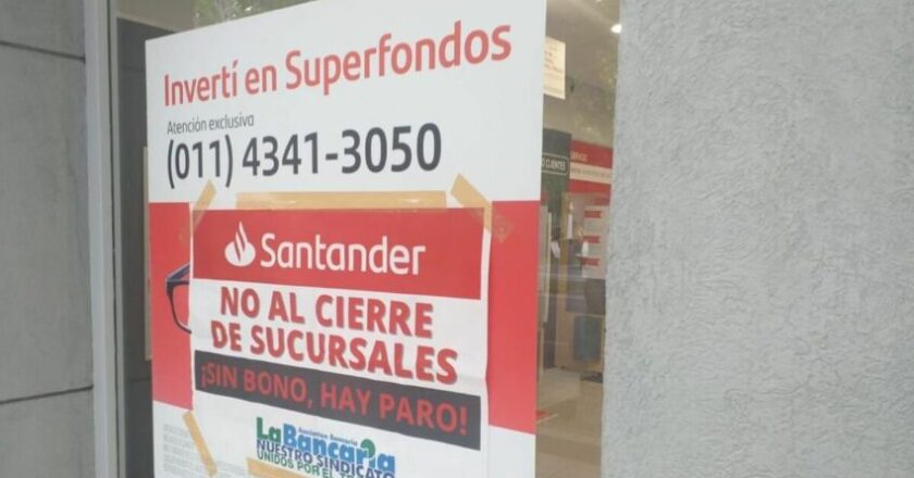 La Bancaria moviliza a la casa central del Santander para protestar contra «la política despidos, achiques y cercenamiento de derechos»