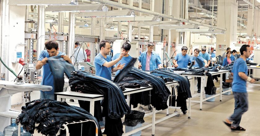 Textiles declararon Estado de Alerta y Movilización y denunciaron que los empresarios del sector «se disfrazan de libertarios para pagar sueldos de hambre por mandato del Gobierno»