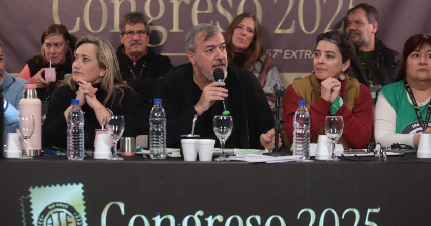 Se calienta la batalla entre estatales: ATE intimó a UPCN a retrotraer la decisión que le baja la cobertura de la obra social a quienes no estén afiliados y lo acusó de ser cómplices de Milei