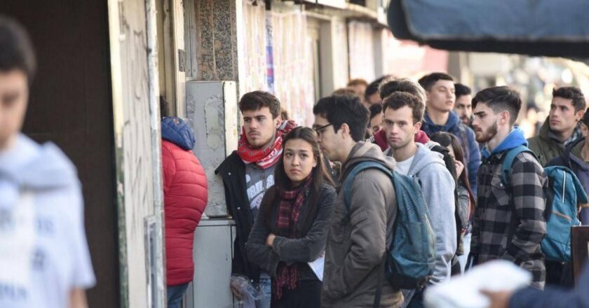La era Milei y sus secuelas: Registran que crece el pluriempleo por la parálisis del trabajo formal y el derrumbe de los salarios