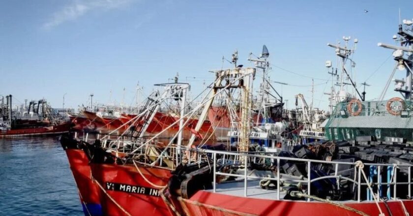 En la primera reunión paritaria, el SOMU rechazó la propuesta de las empresas marítimas de reducción salarial del 30% y denunció intentos de acuerdos individuales