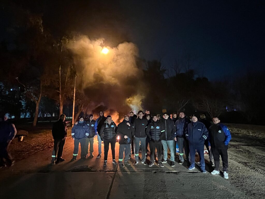 Petroquímica Río Tercero militarizó su planta y lanzó 125 despidos, el gremio Químico protesta en los portones