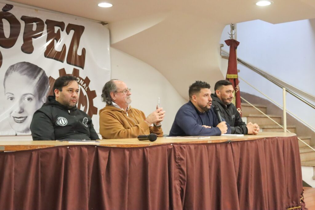 Axel Kicillof ya integra a la CGT en la campaña: "Milei que tiene un enemigo declarado que es el movimiento obrero"