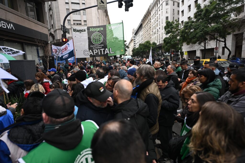 ATE volvió a movilizar al ministerio de Desregulación contra el ajuste, la fusión y el cierre de organismos: "A Sturzenegger lo espera la cárcel"