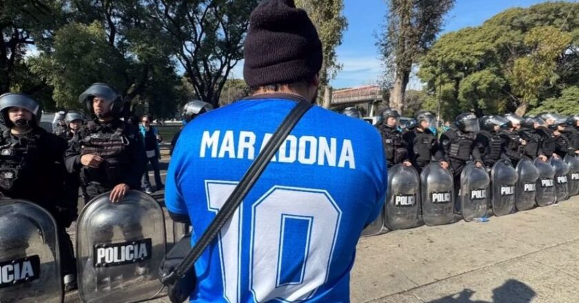 Dalma Maradona posteó una foto de un trabajador del INTI con la camiseta de su papá: «En toda lucha el Diego presente»