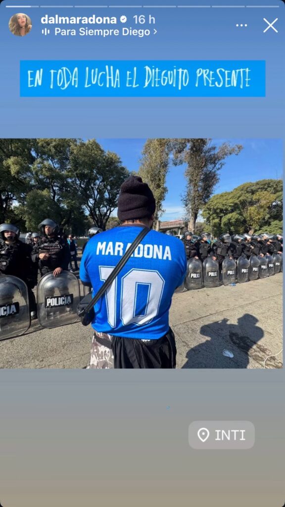 Dalma Maradona posteó una foto de un trabajador del INTI con la camiseta de su papá: "En toda lucha el Diego presente"