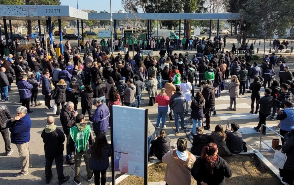 Convocan a una movilización y "abrazo" frente a las puertas del INTI para rechazar el cierre del área encargada de certificaciones industriales y el despido de unos 150 técnicos y especialistas