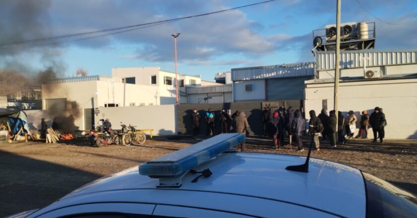 Conflicto en la pesquera Achernar: la empresa denuncia bloqueo sindical «por dar trabajo» pero el Sindicato de Alimentación acusa precarización laboral