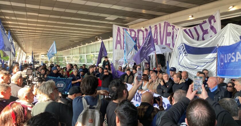 Aeronáuticos criticaron la desregulación y crisis salarial del sector: «La apertura irrestricta de los cielos afecta nuestro sistema aerocomercial»