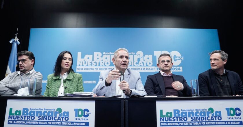 Bancarios acordaron nuevo aumento paritario, el salario inicial será de casi $1.9 millones y el bono de más de $1.6 millones
