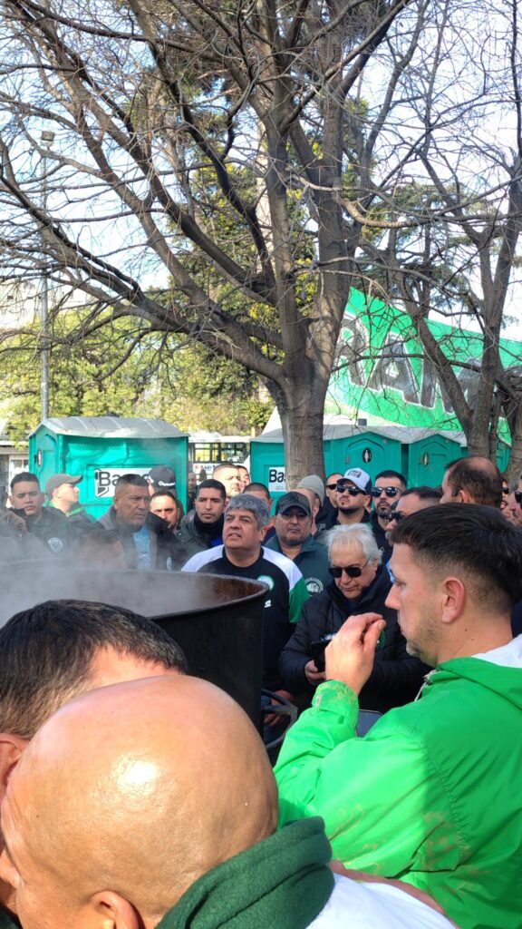 Pablo coincidió con Hugo Moyano en una protesta por primera vez desde su salida del triunvirato y volvió a cuestionar a la CGT: "Te sentás en el Pacto de Mayo y al otro día te cierran Vialidad Nacional"