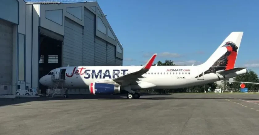 Trabajadores de JetSMART acordaron un aumento salarial parcial y un bono por lo que levantaran el paro y operarán con normalidad este viernes
