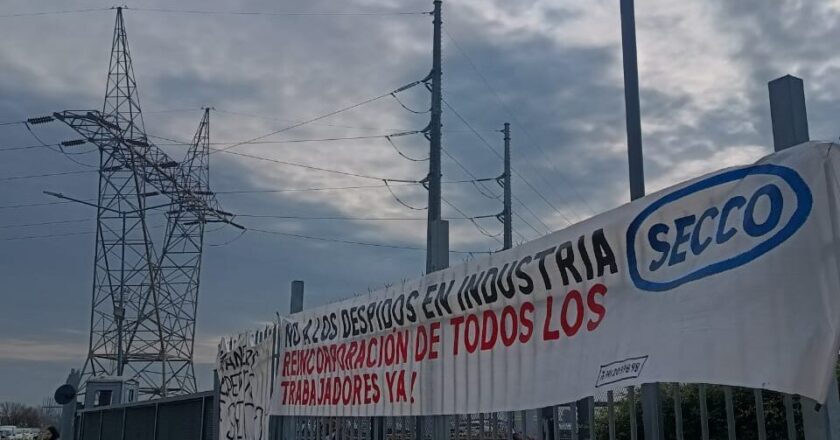 Violento desalojo de la policía federal en protesta de trabajadores de Industrias JF Secco por 37 despidos discriminatorios