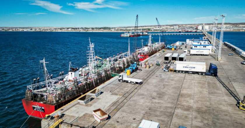Crece el malestar en el sector pesquero de Puerto Madryn con tres plantas con problemas de sueldos impagos y conflictos laborales