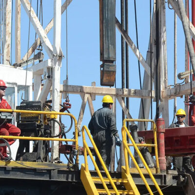 Petroleros de Vaca Muerta cerraron un aumento paritario de 8,6% y el nuevo acuerdo fija un salario mínimo de casi $4 millones brutos