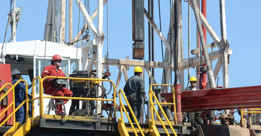 Petroleros van a un paro total en Vaca Muerta y amenazan con frenar la principal fuente de divisas del país