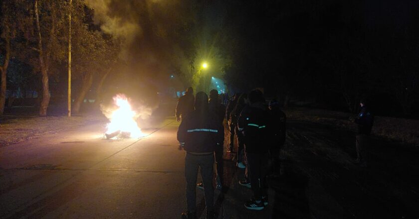 Petroquímica Río Tercero militarizó su planta y lanzó 125 despidos, el gremio Químico protesta en los portones