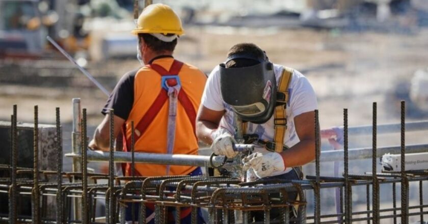 Advierten que va en crecimiento el trabajo en negro entre quienes figuran como monotributistas