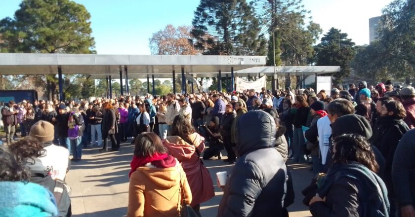 Abrazo al INTI: trabajadores, científicos, empresarios y organizaciones políticas en contra del decreto de Sturzenegger