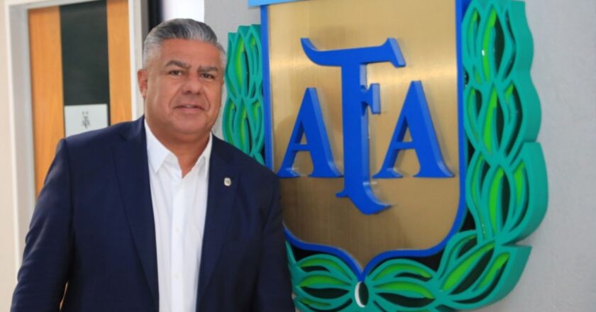 Javier Milei escala su pelea con «Chiqui» Tapia y le aumenta a los clubes de fútbol los aportes jubilatorios de sus empleados