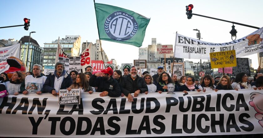 Profesionales y técnicos del Hospital Garrahan vuelven a hacer un paro de 24 horas y llevan la protesta frente a la obra social Unión Personal