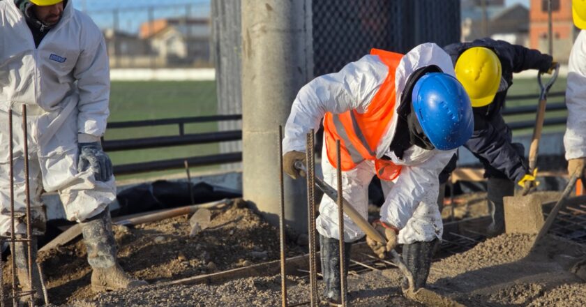 Los libertarios siguen pisando las paritarias: la UOCRA pactó subas del 2% para enero y del 1,8% en febrero