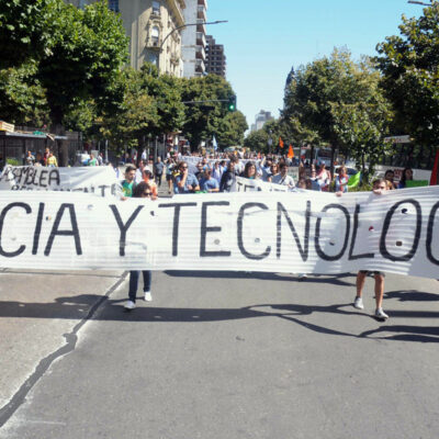 Con una multitudinaria asamblea, los científicos se preparan para dar la pelea política y judicial contra el plan libertario de desguazar el Conicet
