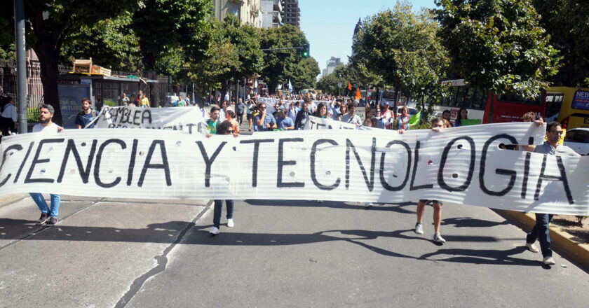 Con una multitudinaria asamblea, los científicos se preparan para dar la pelea política y judicial contra el plan libertario de desguazar el Conicet