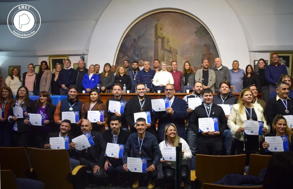 Con una ceremonia en el Vallese, entregaron títulos del Profesorado en Educación Técnica Profesional de AMET Buenos Aires: "Asegura el crecimiento de la educación técnica y sobre todo mejora las prácticas docentes"