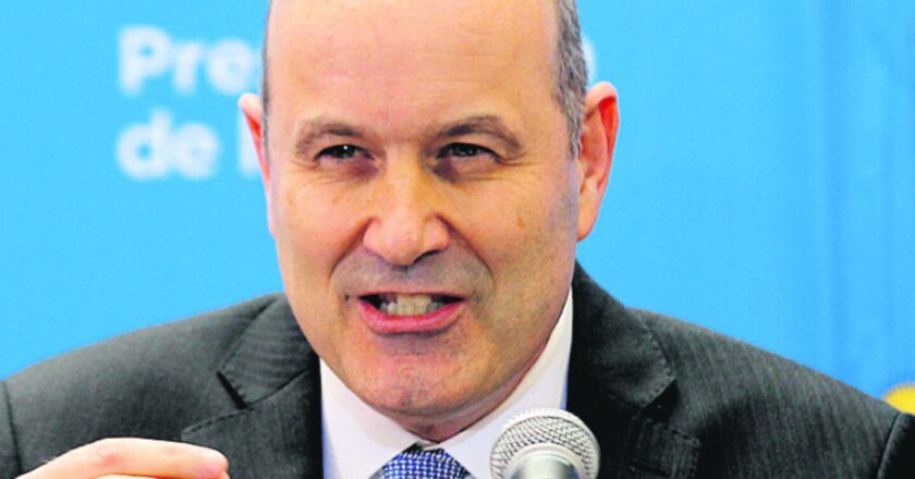 El Gobierno salió a festejar que destruyó 52 mil empleos en el sector público desde que asumió Milei: «Menos gasto, más libertad», tiró Sturzenegger