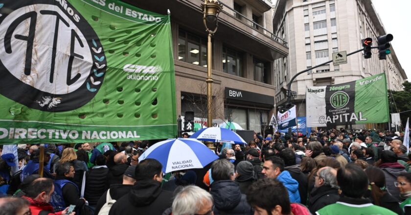 ATE volvió a movilizar al ministerio de Desregulación contra el ajuste, la fusión y el cierre de organismos: «A Sturzenegger lo espera la cárcel»