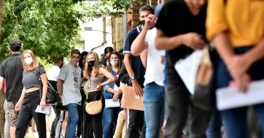 Falta de empleo, precariedad y salarios bajos: Más de la mitad de los trabajadores argentinos aún vive con sus familias por falta de ingresos
