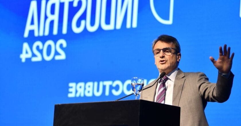 Denuncian que el presidente de la UIA no pagó el aguinaldo en su fábrica de Salta para iniciar un «lock out patronal»
