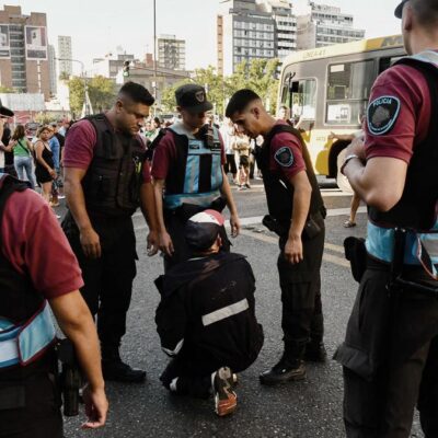 El delito de trabajar para sobrevivir: La policía porteña secuestró medialunas y tiró el café de un vendedor ambulante